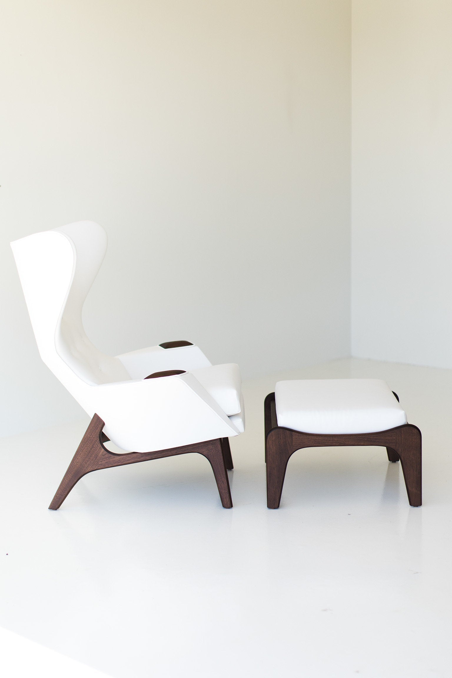 I07A8870-white-chair-and-ottoman-01